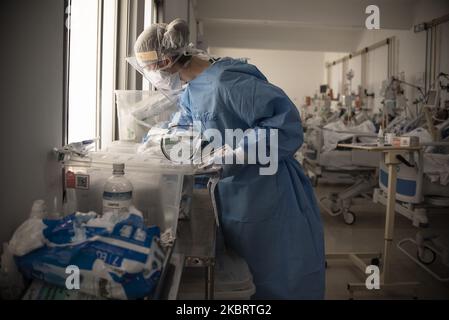 Les patients inconscients et intubés Covid-19 sont traités dans l'unité de soins intensifs de l'hôpital Vila Penteado, dans le quartier de Brasilandia à Sao Paulo, sur 21 juin 2020. Selon une étude publiée à 21 juin, les hôpitaux publics du Brésil, comme Vila Penteado, avaient un taux de mortalité de près de 40% par le nouveau coronavirus, le double par les hôpitaux privés. Brasilandia est l'un des voisins de Sao Paulo avec le plus grand nombre de décès de Covid-19 (photo de Gustavo Basso/NurPhoto) Banque D'Images