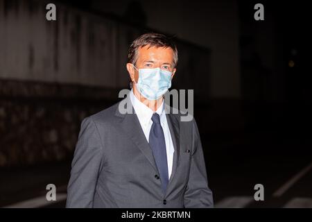 Le maire de Bergame, Giorgio Gori, quitte la Messa di Requiem de Gaetano Donizetti à la mémoire des victimes du coronavirus (COVID-19) devant le cimetière monumental de 28 juin 2020 à Bergame, en Italie. (Photo par Alessandro Bremec/NurPhoto) Banque D'Images