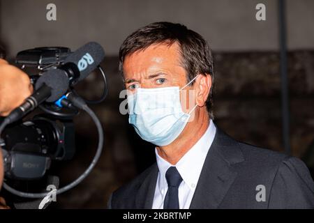 Le maire de Bergame, Giorgio Gori, quitte la Messa di Requiem de Gaetano Donizetti à la mémoire des victimes du coronavirus (COVID-19) devant le cimetière monumental de 28 juin 2020 à Bergame, en Italie. (Photo par Alessandro Bremec/NurPhoto) Banque D'Images