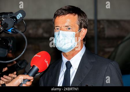 Le maire de Bergame, Giorgio Gori, quitte la Messa di Requiem de Gaetano Donizetti à la mémoire des victimes du coronavirus (COVID-19) devant le cimetière monumental de 28 juin 2020 à Bergame, en Italie. (Photo par Alessandro Bremec/NurPhoto) Banque D'Images