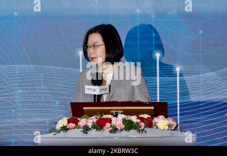 Participant à une conférence de presse dévoilant l'établissement de transmission 5G par le fournisseur de réseau Chunghwa Telecom, Tsai Ing-wen, Président de Taïwan, a déclaré que le pays devrait tirer parti des territoires existants des semi-conducteurs et de l'information, de la technologie de communication pour favoriser le développement de ''l'Internet des objets' et de l'intelligence artificielle, à Taipei, Taïwan, le 20 juin 2020. Selon Chunghwa Telecom, qui est le premier fournisseur de télécommunications à obtenir 5G bandes de fréquences mobiles après avoir été autorisé par la National Communications Commission début juin, a construit 2000 sites de cellules acr Banque D'Images