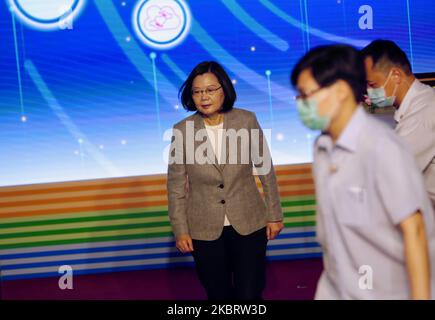 Participant à une conférence de presse dévoilant l'établissement de transmission 5G par le fournisseur de réseau Chunghwa Telecom, Tsai Ing-wen, Président de Taïwan, a déclaré que le pays devrait tirer parti des territoires existants des semi-conducteurs et de l'information, de la technologie de communication pour favoriser le développement de ''l'Internet des objets' et de l'intelligence artificielle, à Taipei, Taïwan, le 20 juin 2020. Selon Chunghwa Telecom, qui est le premier fournisseur de télécommunications à obtenir 5G bandes de fréquences mobiles après avoir été autorisé par la National Communications Commission début juin, a construit 2000 sites de cellules acr Banque D'Images