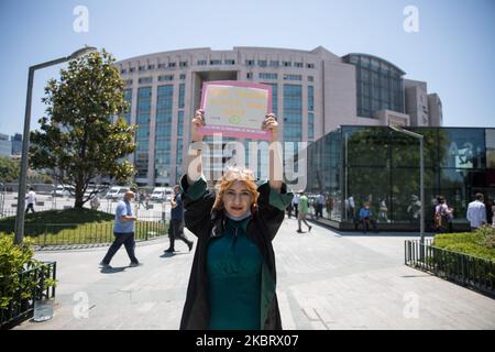 Les avocats se réunissent après l'appel de l'Association du Barreau d'Istanbul réagissent lors d'une marche de protestation contre un projet de loi régissant l'organisation des associations du Barreau, sur 30 juin 2020, à Istanbul, en Turquie. (Photo de CEM TekkeÅŸinoÄŸlu/NurPhoto) Banque D'Images