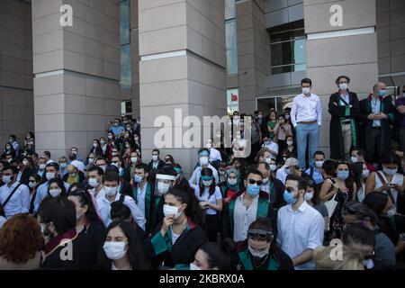 Les avocats se réunissent après l'appel de l'Association du Barreau d'Istanbul réagissent lors d'une marche de protestation contre un projet de loi régissant l'organisation des associations du Barreau, sur 30 juin 2020, à Istanbul, en Turquie. (Photo de CEM TekkeÅŸinoÄŸlu/NurPhoto) Banque D'Images