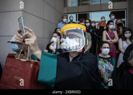 Les avocats se réunissent après l'appel de l'Association du Barreau d'Istanbul réagissent lors d'une marche de protestation contre un projet de loi régissant l'organisation des associations du Barreau, sur 30 juin 2020, à Istanbul, en Turquie. (Photo de CEM TekkeÅŸinoÄŸlu/NurPhoto) Banque D'Images