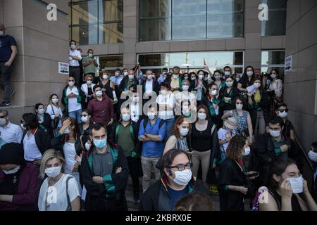 Les avocats se réunissent après l'appel de l'Association du Barreau d'Istanbul réagissent lors d'une marche de protestation contre un projet de loi régissant l'organisation des associations du Barreau, sur 30 juin 2020, à Istanbul, en Turquie. (Photo de CEM TekkeÅŸinoÄŸlu/NurPhoto) Banque D'Images