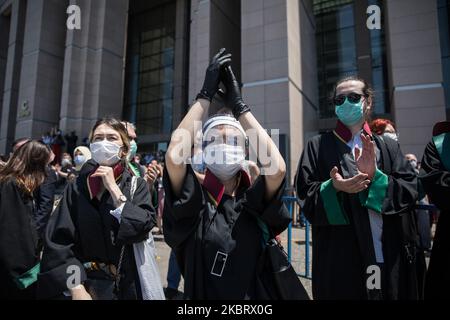 Les avocats se réunissent après l'appel de l'Association du Barreau d'Istanbul réagissent lors d'une marche de protestation contre un projet de loi régissant l'organisation des associations du Barreau, sur 30 juin 2020, à Istanbul, en Turquie. (Photo de CEM TekkeÅŸinoÄŸlu/NurPhoto) Banque D'Images