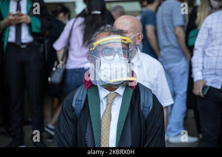 Les avocats se réunissent après l'appel de l'Association du Barreau d'Istanbul réagissent lors d'une marche de protestation contre un projet de loi régissant l'organisation des associations du Barreau, sur 30 juin 2020, à Istanbul, en Turquie. (Photo de CEM TekkeÅŸinoÄŸlu/NurPhoto) Banque D'Images