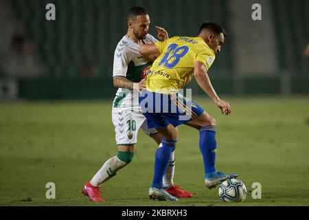 José Manuel Jurado de Cadix et Ivan Sanchez d'Elche concourent pour le bal lors du match de la Ligue Smartbank entre Elche CF et Cadix CF à l'Estadio Martinez Valero sur 30 juin 2020 à Elche, Espagne. (Photo de Jose Breton/Pics action/NurPhoto) Banque D'Images