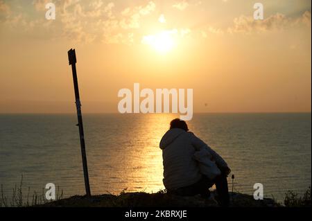 Les gens se sont rassemblés pour observer le soleil se lever de la mer, malgré la restriction de rassemblement de masse sur un endroit et ont annulé le concert traditionnel, en raison des restrictions de la COVID-19 à Kamen Bryag sur 1 juillet 2020. Les gens accueillant le premier lever de soleil de juillet dans la partie la plus orientale de la Bulgarie, près du village de Kamen Bryag. Le rassemblement est appelé juillet et est une tradition bulgare depuis 1980 (habituellement les gens passent la nuit avec des amis à la plage et de regarder le soleil se lever le 1st juillet). Ce rituel est inspiré par la culture hippi et le classique de juillet matin de l'Uriah heep et a commencé comme un Banque D'Images