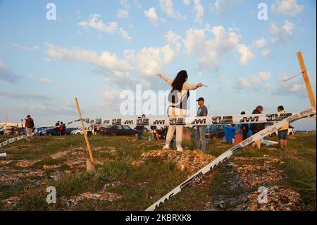 Les gens se sont rassemblés pour observer le soleil se lever de la mer, malgré la restriction de rassemblement de masse sur un endroit et ont annulé le concert traditionnel, en raison des restrictions de la COVID-19 à Kamen Bryag sur 1 juillet 2020. Les gens accueillant le premier lever de soleil de juillet dans la partie la plus orientale de la Bulgarie, près du village de Kamen Bryag. Le rassemblement est appelé juillet et est une tradition bulgare depuis 1980 (habituellement les gens passent la nuit avec des amis à la plage et de regarder le soleil se lever le 1st juillet). Ce rituel est inspiré par la culture hippi et le classique de juillet matin de l'Uriah heep et a commencé comme un Banque D'Images