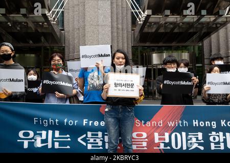 Les membres de la déclaration de citoyenneté mondiale en Corée et les partisans coréens des manifestants de Hong Kong participent à une manifestation pour boycotter les nouveaux films de Disney « mulan » devant Walt Disney Korea sur 01 juillet 2020 à Séoul, en Corée du Sud. Les manifestants se réunissent pour soutenir les manifestants de Hong Kong contre la loi sur la sécurité nationale du gouvernement chinois et ont déclaré un boycott du film « mulan » à l'appui des manifestations démocratiques à Hong Kong. Ils demandent également à l'entreprise d'arrêter la sortie du film en Corée du Sud. (Photo de Chris Jung/NurPhoto) Banque D'Images