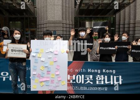 Les membres de la déclaration de citoyenneté mondiale en Corée et les partisans coréens des manifestants de Hong Kong participent à une manifestation pour boycotter les nouveaux films de Disney « mulan » devant Walt Disney Korea sur 01 juillet 2020 à Séoul, en Corée du Sud. Les manifestants se réunissent pour soutenir les manifestants de Hong Kong contre la loi sur la sécurité nationale du gouvernement chinois et ont déclaré un boycott du film « mulan » à l'appui des manifestations démocratiques à Hong Kong. Ils demandent également à l'entreprise d'arrêter la sortie du film en Corée du Sud. (Photo de Chris Jung/NurPhoto) Banque D'Images