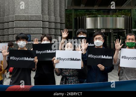 Les membres de la déclaration de citoyenneté mondiale en Corée tiennent des pancartes lors d'une manifestation devant Walt Disney Korea sur 1 juillet 2020 à Séoul, en Corée du Sud. Les manifestants se réunissent pour soutenir les manifestants de Hong Kong contre la loi sur la sécurité nationale du gouvernement chinois et ont déclaré un boycott du film « mulan » à l'appui des manifestations démocratiques à Hong Kong. Ils demandent également à l'entreprise d'arrêter la sortie du film en Corée du Sud. (Photo de Chris Jung/NurPhoto) Banque D'Images