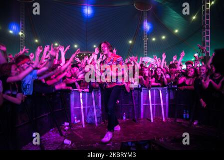 Le chanteur Matt Shultz du groupe de rock américain cage l'Elepghan se produit en direct au Reading Festival 2016 à Reading, dans le Berkshire, sur 28 août 2016. Le groupe est actuellement composé du chanteur Matt Shultz, du guitariste de rythme Brad Shultz, du guitariste principal Nick Bockrath, du guitariste et claviériste Matthan Minster, du bassiste Daniel Tichenor et du batteur Jared Champion. (Photo par Alberto Pezzali/NurPhoto) Banque D'Images