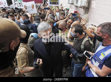 L'ancien président ukrainien Petro Porochenko arrive pour une audience devant le tribunal du district de Pechersky à Kiev, en Ukraine, le 01 juillet 2020. L'ancien président ukrainien et le dirigeant du parti "solidarité européenne" Petro Porochenko est soupçonné qu'en 2018, en émettant un soi-disant ordre criminel, il a persuadé un responsable militaire de dépasser son autorité officielle, comme l'ont indiqué les médias locaux. (Photo par STR/NurPhoto) Banque D'Images