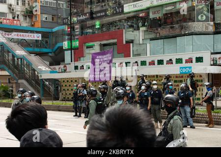 La police de Hong Kong a soulevé un nouveau drapeau violet indiquant une violation de la loi sur la sécurité nationale à Hong Kong, en Chine, sur 1 juillet 2020. (Photo de Simon Jankowski/NurPhoto) Banque D'Images