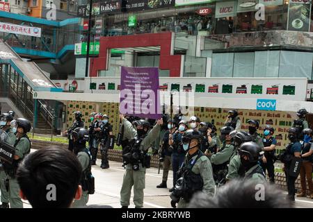 La police de Hong Kong a soulevé un nouveau drapeau violet indiquant une violation de la loi sur la sécurité nationale à Hong Kong, en Chine, sur 1 juillet 2020. (Photo de Simon Jankowski/NurPhoto) Banque D'Images