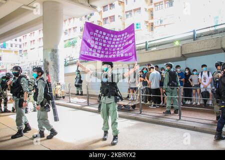 La police lève le nouveau drapeau violet qui avertit les résidents que le comportement actuel risque de enfreindre la loi sur la sécurité nationale, WAN Chai, Hong Kong, 1st juillet 2020 (photo de Tommy Walker/NurPhoto) Banque D'Images