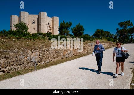 Touristes qui viennent de terminer leur visite à Castel del Monte près d'Andria, Italie sur 1 juillet 2020. Castel del Monte a rouvert aux visiteurs le 1 juillet avec des quarts décalés et un nombre limité de personnes en groupes. Des mesures de sécurité, des distances physiques, l'utilisation obligatoire du masque ont été adoptées. Les guides touristiques ne pourront pas effectuer leur travail à l'intérieur du château car il n'a pas de ventilation et d'éviter les rassemblements, mais seulement à l'extérieur. (Photo par Davide Pischettola/NurPhoto) Banque D'Images