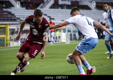 Torino en avant Andrea Belotti (9) lutte pour le bal contre le défenseur Latium Patric (4) pendant la série A football match n.29 TURIN - LATIUM sur 30 juin 2020 au Stadio Olimpico Grande Turin à Turin, Piémont, Italie. Résultat final: Torino-Lazio 1-2. (Photo de Matteo Bottanelli/NurPhoto) Banque D'Images