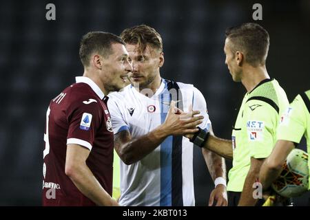 L'avant du Latium Ciro immobile (17) et l'avant de Turin Andrea Belotti (9) s'entretient avec l'arbitre Davide Massa après le match de football de la série A n.29 TURIN - LAZIO sur 30 juin 2020 au Stadio Olimpico Grande Turin à Turin, Piémont, Italie. Résultat final: Torino-Lazio 1-2. (Photo de Matteo Bottanelli/NurPhoto) Banque D'Images