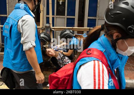 Les agents de liaison avec les médias de la police de Hong Kong traitent un journaliste pour un spray au poivre lors des manifestations à l'occasion de l'anniversaire de la remise de Hong Kong en Chine dans le cadre de la nouvelle loi sur la sécurité de 1 juillet 2020 à Hong Kong, en Chine. (Photo de Simon Jankowski/NurPhoto) Banque D'Images