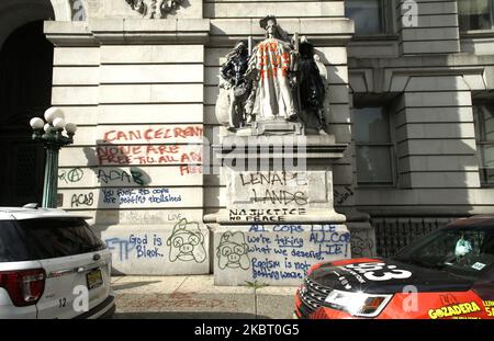 Plus d'une semaine après l'installation du camp des manifestants, la prise de contrôle d'un petit parc près du siège de la police et de l'hôtel de ville se poursuit à New York, aux Etats-Unis, sur 30 juin,2020. Quelques heures avant la date limite de minuit pour passer le budget de la ville, les manifestants qui prennent part à l'hôtel de ville d'Occupy, exigent que la ville définance le service de police et réallouent le financement à divers services communautaires. (Photo de John Lamparski/NurPhoto) Banque D'Images