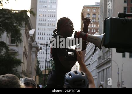 Plus d'une semaine après l'installation du camp des manifestants, la prise de contrôle d'un petit parc près du siège de la police et de l'hôtel de ville se poursuit à New York, aux Etats-Unis, sur 30 juin,2020. Quelques heures avant la date limite de minuit pour passer le budget de la ville, les manifestants qui prennent part à l'hôtel de ville d'Occupy, exigent que la ville définance le service de police et réallouent le financement à divers services communautaires. (Photo de John Lamparski/NurPhoto) Banque D'Images