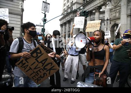 Plus d'une semaine après l'installation du camp des manifestants, la prise de contrôle d'un petit parc près du siège de la police et de l'hôtel de ville se poursuit à New York, aux Etats-Unis, sur 30 juin,2020. Quelques heures avant la date limite de minuit pour passer le budget de la ville, les manifestants qui prennent part à l'hôtel de ville d'Occupy, exigent que la ville définance le service de police et réallouent le financement à divers services communautaires. (Photo de John Lamparski/NurPhoto) Banque D'Images