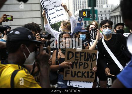 Plus d'une semaine après l'installation du camp des manifestants, la prise de contrôle d'un petit parc près du siège de la police et de l'hôtel de ville se poursuit à New York, aux Etats-Unis, sur 30 juin,2020. Quelques heures avant la date limite de minuit pour passer le budget de la ville, les manifestants qui prennent part à l'hôtel de ville d'Occupy, exigent que la ville définance le service de police et réallouent le financement à divers services communautaires. (Photo de John Lamparski/NurPhoto) Banque D'Images