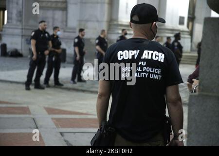 Plus d'une semaine après l'installation du camp des manifestants, la prise de contrôle d'un petit parc près du siège de la police et de l'hôtel de ville se poursuit à New York, aux Etats-Unis, sur 30 juin,2020. Quelques heures avant la date limite de minuit pour passer le budget de la ville, les manifestants qui prennent part à l'hôtel de ville d'Occupy, exigent que la ville définance le service de police et réallouent le financement à divers services communautaires. (Photo de John Lamparski/NurPhoto) Banque D'Images