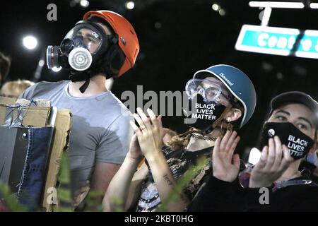 Plus d'une semaine après l'installation du camp des manifestants, la prise de contrôle d'un petit parc près du siège de la police et de l'hôtel de ville se poursuit à New York, aux Etats-Unis, sur 30 juin,2020. Quelques heures avant la date limite de minuit pour passer le budget de la ville, les manifestants qui prennent part à l'hôtel de ville d'Occupy, exigent que la ville définance le service de police et réallouent le financement à divers services communautaires. (Photo de John Lamparski/NurPhoto) Banque D'Images