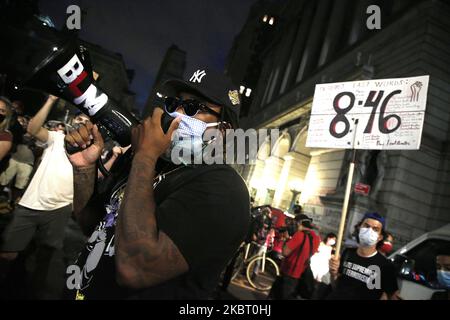 Plus d'une semaine après l'installation du camp des manifestants, la prise de contrôle d'un petit parc près du siège de la police et de l'hôtel de ville se poursuit à New York, aux Etats-Unis, sur 30 juin,2020. Quelques heures avant la date limite de minuit pour passer le budget de la ville, les manifestants qui prennent part à l'hôtel de ville d'Occupy, exigent que la ville définance le service de police et réallouent le financement à divers services communautaires. (Photo de John Lamparski/NurPhoto) Banque D'Images