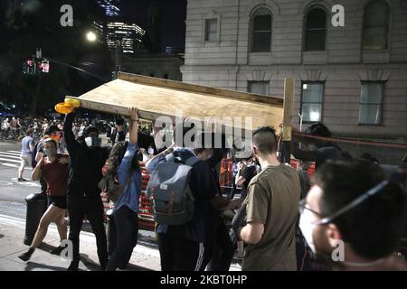 Plus d'une semaine après l'installation du camp des manifestants, la prise de contrôle d'un petit parc près du siège de la police et de l'hôtel de ville se poursuit à New York, aux Etats-Unis, sur 30 juin,2020. Quelques heures avant la date limite de minuit pour passer le budget de la ville, les manifestants qui prennent part à l'hôtel de ville d'Occupy, exigent que la ville définance le service de police et réallouent le financement à divers services communautaires. (Photo de John Lamparski/NurPhoto) Banque D'Images