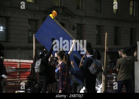 Plus d'une semaine après l'installation du camp des manifestants, la prise de contrôle d'un petit parc près du siège de la police et de l'hôtel de ville se poursuit à New York, aux Etats-Unis, sur 30 juin,2020. Quelques heures avant la date limite de minuit pour passer le budget de la ville, les manifestants qui prennent part à l'hôtel de ville d'Occupy, exigent que la ville définance le service de police et réallouent le financement à divers services communautaires. (Photo de John Lamparski/NurPhoto) Banque D'Images