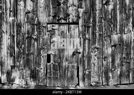 Photo invisible en noir et blanc de la vieille porte en bois Banque D'Images