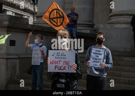 Extinction les militants écologistes de la rébellion ont manifesté devant la Banque d'Angleterre pour protester contre la distribution de fonds par le biais de la facilité de financement des entreprises Covid aux industries à forte intensité de carbone le 02 juillet 2020 à Londres, en Angleterre. Les compagnies aériennes, les constructeurs automobiles et les sociétés de services aux champs pétrolifères sont parmi les bénéficiaires du programme, avec 16bn 000 livres empruntés jusqu'à présent, malgré l'assurance que le gouvernement donnerait la priorité à une reprise économique verte après la crise du coronavirus. (Photo de Wiktor Szymanowicz/NurPhoto) Banque D'Images