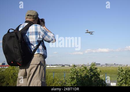 Un observateur d'avion est vu prendre une photo d'un plan d'avion de passage sur une colline d'observateur sur 1 juillet 2020 à Varsovie, Pologne. La Pologne a étendu la liste des vols à destination de 8 pays non membres de l'UE sur 1 juillet. (Photo de Jaap Arriens/NurPhoto) Banque D'Images