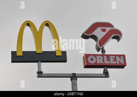 Logos McDonald's et Orlen vus à l'extérieur d'une station-service de Cracovie. Sur 02 juillet 2020, à Cracovie, en Pologne. (Photo par Artur Widak/NurPhoto) Banque D'Images