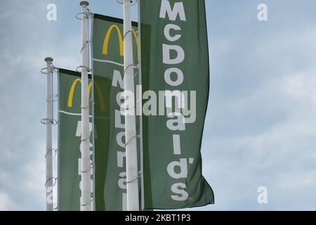 Drapeaux McDonald's vus à l'extérieur d'un restaurant McDonald's de Cracovie. Sur 02 juillet 2020, à Cracovie, en Pologne. (Photo par Artur Widak/NurPhoto) Banque D'Images