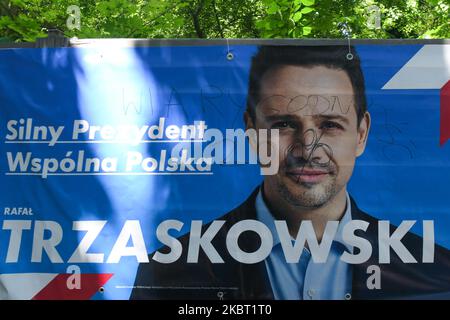 Une affiche électorale vandalisée de Rafal Trzaskowski, l'actuel maire de Varsovie et candidat de la plate-forme civique à la présidence de la Pologne, vu à Cracovie. Sur 2 juillet 2020, à Cracovie, petite Pologne Voivodeship, Pologne. (Photo par Artur Widak/NurPhoto) Banque D'Images