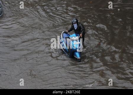 Un homme pousse un scooter alors qu'il se déplace dans une rue inondée lors de fortes pluies à Mumbai, Inde à Mumbai, Inde sur 03 juillet 2020. La mousson en Inde dure officiellement de juin à septembre. (Photo par Himanshu Bhatt/NurPhoto) Banque D'Images