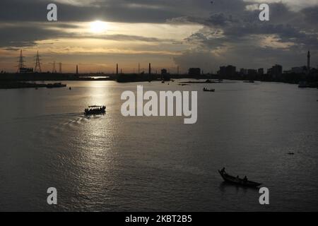 Les gens traversent le fleuve Buriganga avant le coucher du soleil après qu'un gouvernement a imposé un confinement à Dhaka, au Bangladesh, vendredi, 03 juillet,2020. (Photo de Syed Mahamudur Rahman/NurPhoto) Banque D'Images