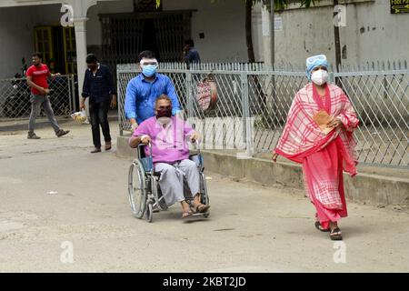 Un patient attend avec ses proches devant l'hôpital du Collège médical de Dhaka pour être admis pour recevoir un traitement pendant la pandémie du coronavirus à Dhaka, au Bangladesh, sur 03 juillet 2020. (Photo par Mamunur Rashid/NurPhoto) Banque D'Images