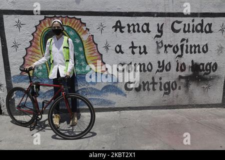 Yoga dans un appartement pendant Orange Traffic Light par Covid-19 à Mexico, Mexique, sur 3 juillet 2020. Ana Lopez a 33 ans, originaire de Zacatecas et vit à Mexico, est un yogi et urbaniste. Chaque jour, avant d'aller au travail, elle pratique le yoga malgré l'urgence sanitaire causée par COVID-19 au Mexique en compagnie de ses chats dans la chambre de son appartement. (Photo de Gerardo Vieyra/NurPhoto) Banque D'Images