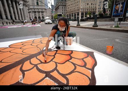 Des artistes peignent une énorme fresque « Black Lives Matter » le long de Center Street, où à seulement un pâté de maisons des manifestants sont encore campés au parc de l'hôtel de ville sur 03 juillet 2020 à New York. La fresque n'est que l'une des nombreuses peintures qui ont été peintes dans les rues de New York pour dénoncer le racisme depuis 25 mai, date de la mort de George Floyd alors qu'il était en garde à vue à Minneapolis. (Photo de John Nacion/NurPhoto) Banque D'Images