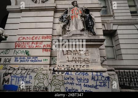 Un groupe de manifestants affiliés à Black Lives Matter (BLM) et d'autres groupes se rassemblent dans un parc et dans une rue adjacente à l'hôtel de ville de Lower Manhattan alors qu'ils continuent d'exiger que le département de police de la ville de New York (NYPD) soit désfinancé sur 1 juillet 2020 à New York. Malgré un récent vote du Conseil municipal qui a voté un nouveau budget, ce qui a considérablement réduit les dépenses du service de police, le groupe de manifestants continue de se tenir face à la ville et à la police. Tout comme le mouvement Occupy Wall Street qui a pris le contrôle du parc Zuccotti pendant des mois, le groupe est en train de fabriquer de la nourriture, des médicaments et des inf Banque D'Images