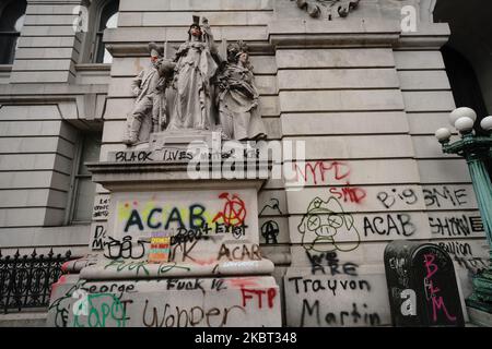 Un groupe de manifestants affiliés à Black Lives Matter (BLM) et d'autres groupes se rassemblent dans un parc et dans une rue adjacente à l'hôtel de ville de Lower Manhattan alors qu'ils continuent d'exiger que le département de police de la ville de New York (NYPD) soit désfinancé sur 1 juillet 2020 à New York. Malgré un récent vote du Conseil municipal qui a voté un nouveau budget, ce qui a considérablement réduit les dépenses du service de police, le groupe de manifestants continue de se tenir face à la ville et à la police. Tout comme le mouvement Occupy Wall Street qui a pris le contrôle du parc Zuccotti pendant des mois, le groupe est en train de fabriquer de la nourriture, des médicaments et des inf Banque D'Images