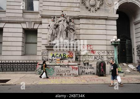 Un groupe de manifestants affiliés à Black Lives Matter (BLM) et d'autres groupes se rassemblent dans un parc et dans une rue adjacente à l'hôtel de ville de Lower Manhattan alors qu'ils continuent d'exiger que le département de police de la ville de New York (NYPD) soit désfinancé sur 1 juillet 2020 à New York. Malgré un récent vote du Conseil municipal qui a voté un nouveau budget, ce qui a considérablement réduit les dépenses du service de police, le groupe de manifestants continue de se tenir face à la ville et à la police. Tout comme le mouvement Occupy Wall Street qui a pris le contrôle du parc Zuccotti pendant des mois, le groupe est en train de fabriquer de la nourriture, des médicaments et des inf Banque D'Images